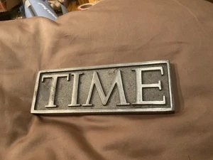 “ENVÍO GRATUITO” 1-TIME MAGAZINE HEAVY METAL PLATA PESO PAPEL QUIOSCO 6” X2” SIGNO - Imagen 1 de 9