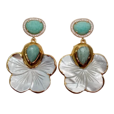 Серьги-гвоздики из белого перламутра с резным цветком амазонитом - Изображение 1 из 4