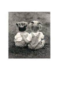 Migliori amici o sorelle seduti sull'erba bianco all'interno Hallmark Card - Foto 1 di 2