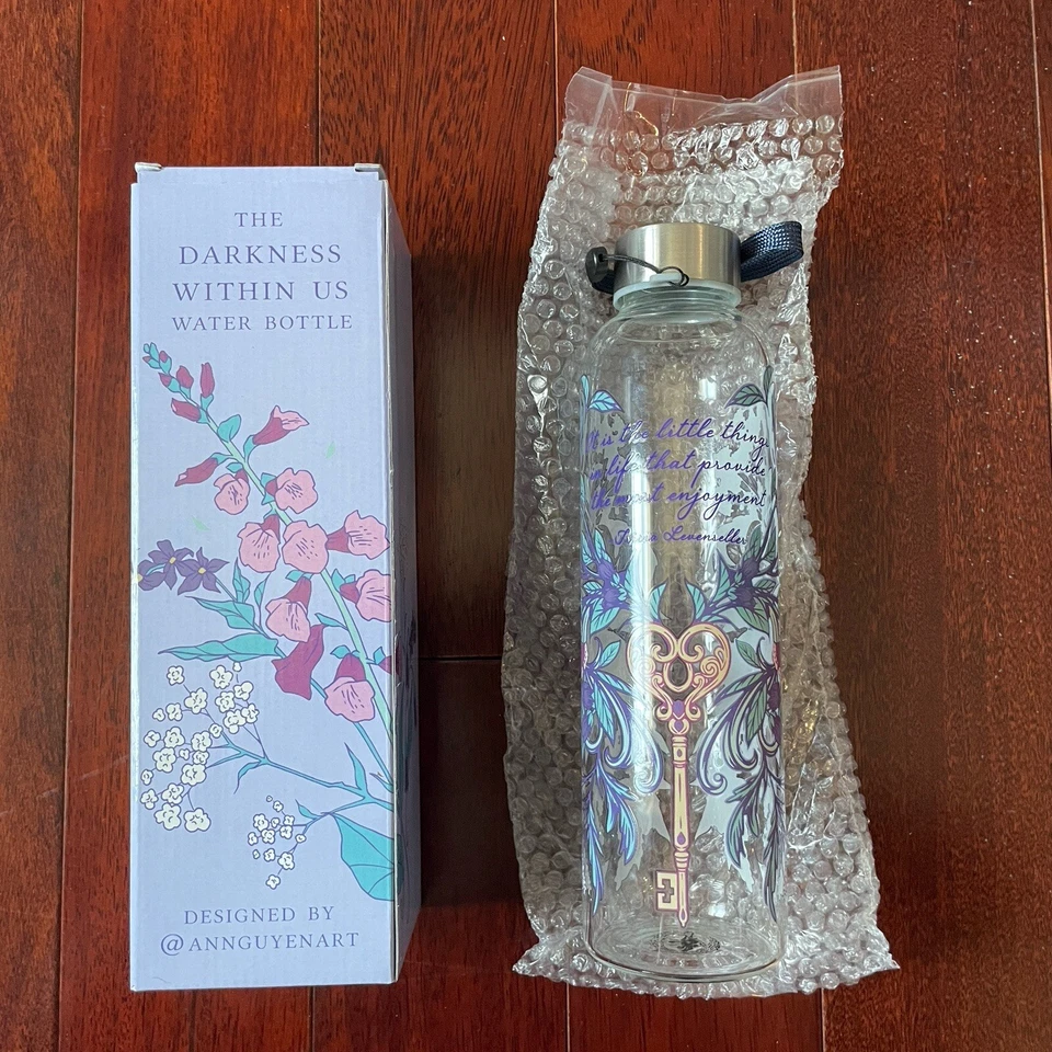 Botella de agua de vidrio Fairyloot The Darkness Within Us Tricia Levenseller junio 2024 Foto 1 de 1