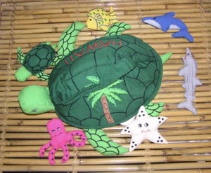 Nuevo en paquete - Portador de tortugas marinas de tela con 6 animales marinos de tela - Imagen 1 de 1