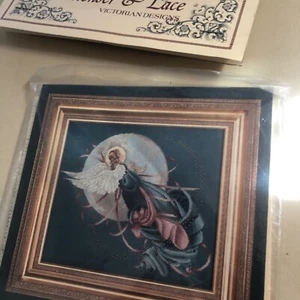 Lavendel & Spitze viktorianische Designs blauer Mond Engel Kreuzstichmuster - Bild 1 von 3