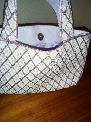 Bolso de Mano Avon Pequeño Satinado Detalle Cuentas Rosa   Foto 1 de 4