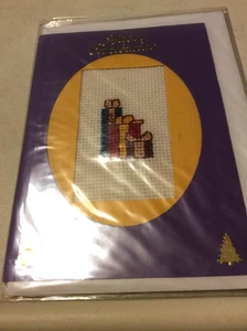 Fertige Weihnachts-Kreuzstichkarte mit einem Stapel Geschenke. Rund A5 - Bild 1 von 1