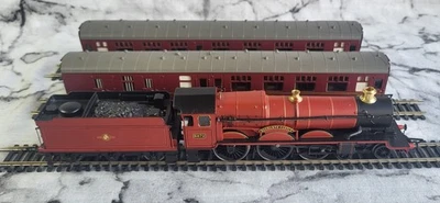 Hornby R2284 Harry Potter 'Hogwarts Castle' + Mk1 Composite Coach + Brake Coach - Image 1 of 4