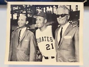 Roberto Clemente baseball Vintage 8x10 Original Press Photo pirates #21 - Picture 1 of 5