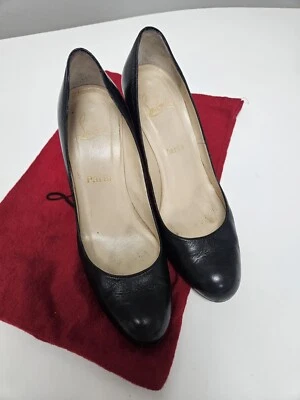 Zapatos de salón Christian Laboutin negros | Talla 38,5 Hechos en Italia | Bellezas de fondo rojo Foto 1 de 4