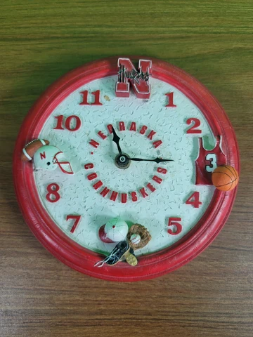 Nebraska Cornhuskers resin 7" clock. Excellent condition Cover