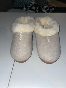 Used Dearfoams Slippers - Picture 1 of 5