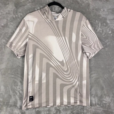 Camiseta de entrenamiento con capucha Nike Yoga Dri FIT Artist In Residence Robbie Simon M Foto 1 de 4