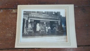 "Pequeña FOTOGRAFÍA ANTIGUA Imagen ESCAPARATE WOOLWORTH 4,25"" x 3" - Imagen 1 de 3