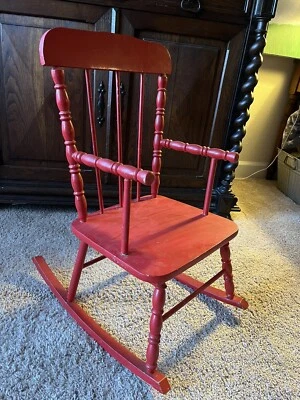 Mecedora de madera vintage para niños pintada de rojo Foto 1 de 4