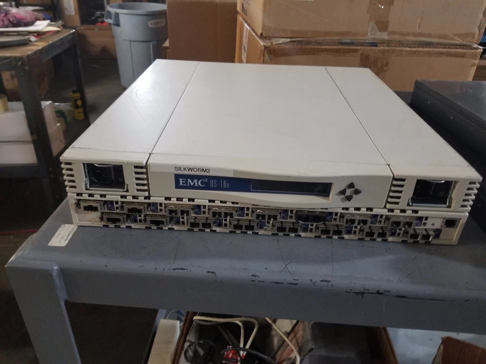 EMC DS-16B 16 Port Fiber Channel Switch with GBIC - Image 1 of 2