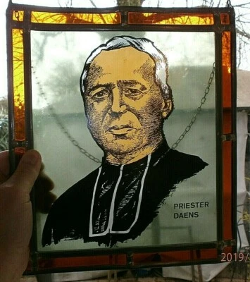 ANCIEN VITRAIL  A SUSPENDRE/VITRAUX/RELIGIEUX/PRETRE DAENS/XXéme /26x29,5cm/DECO - Photo 1/4