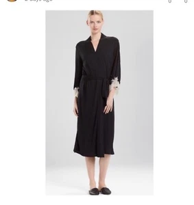 Natori Luxe Shangri-La Robe. NWT. Size XS. Retail- $160 - Picture 1 of 9