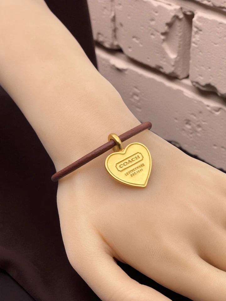 Brazalete Coach Vintage Cuero Marrón Cordón Desmontable Chapado en Oro Corazón Dije Y2K Foto 1 de 4