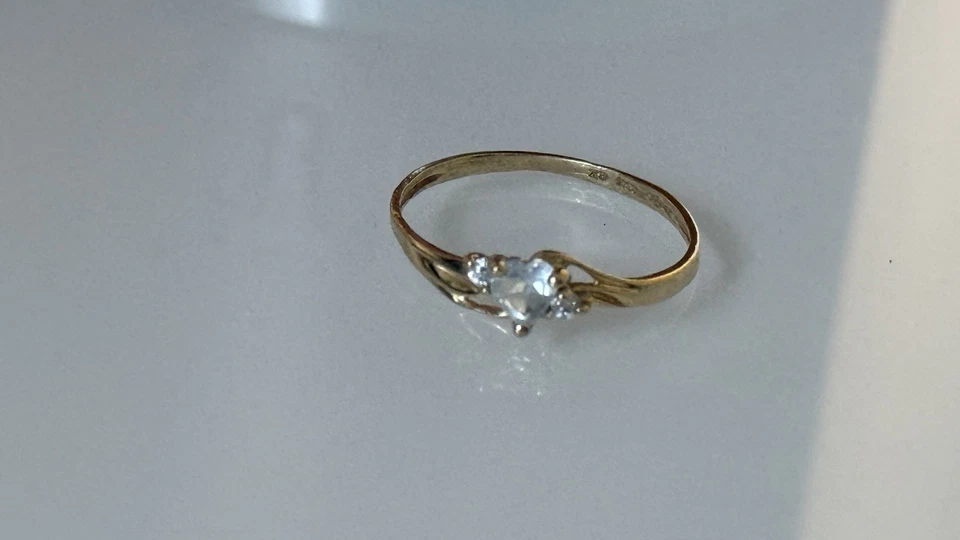10K Gold Band Solitaire CZ HEART Ring SZ 7 3/4 with 2 additional stones - Image 1 of 4