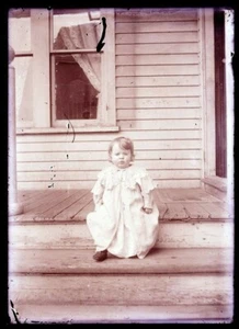 LATE 1800s EARLY 1900s GLASS NEGATIVE, UNHAPPY LITTLE GIRL ON PORCH - Picture 1 of 2