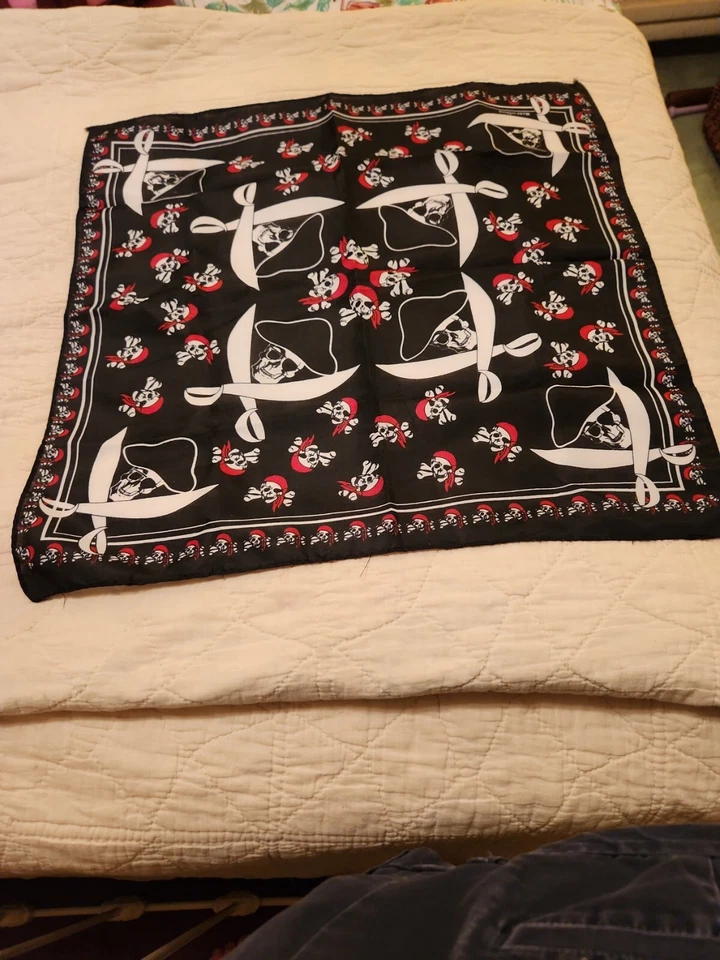 Bufanda vintage de calaveras y huesos pirata Foto 1 de 1