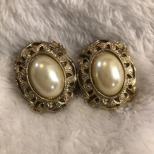 Pendientes de filigrana vintage ornamentados de perlas de imitación tono dorado estilo Miriam Haskell - Imagen 1 de 10