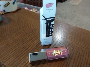 FENTY BEAUTY BRILLO BOMBA CALOR FL TALLA "FUSSY HEAT" UNIVERSAL LABIAL LUMINIZADOR/BLUMPER - Imagen 1 de 1