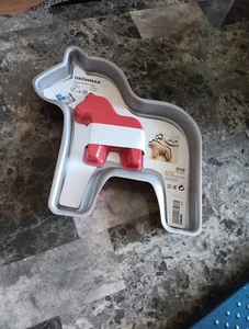 Nuevo IKEA Drommar 2 sartenes rojas para hornear pasteles de caballo Dala pequeñas y grandes - Monika Mulder - Imagen 1 de 7