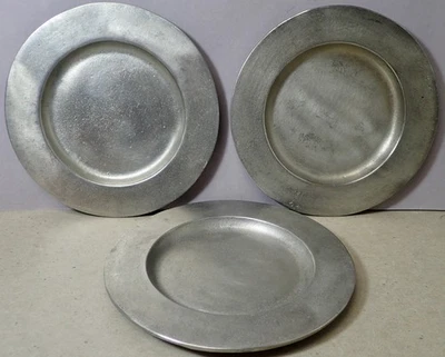 (3) Platos antiguos italianos pesados de peltre fundido a mano de 7,5" Foto 1 de 4