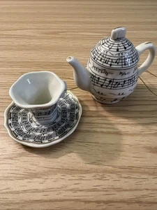 Tetera y taza de té notas musicales adornos de porcelana temáticos 24K acentos conjunto de 2 - Imagen 1 de 7