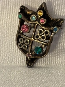 Vintage Crest Shield Brooch Pin Brass Toned Colored Stones 1.25” - Picture 1 of 5