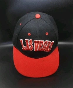 Gorra ajustable estilo béisbol Koskash Headwear vintage LAS VEGAS negra/roja - Imagen 1 de 4