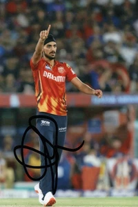PUNJAB KINGS & INDIEN CRICKET: ARSHDEEP SINGH SIGNIERT 6x4 IPL ACTIONFOTO + COA - Bild 1 von 1