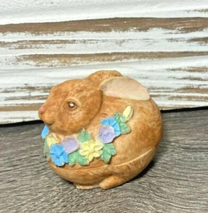 Vintage Silvestri braun Hase Kaninchen Harz Schmuckschatulle mit Frühlingsblumen  - Bild 1 von 6