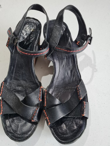 Sandali Clarks neri morbidi pelle legno zeppa cinturino alla caviglia punti rossi taglia 8