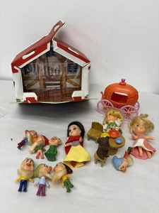 VINTAGE HASBRO STORYKINS PUPPE KONVOLUT SCHNEEWITTCHEN UND DIE SIEBEN ZWERGE, ASCHENPUTTEL - Bild 1 von 16
