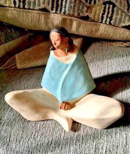 Estatuilla de cerámica pintada a mano Southwestern vintage para mujer sentada escultura - Imagen 1 de 10