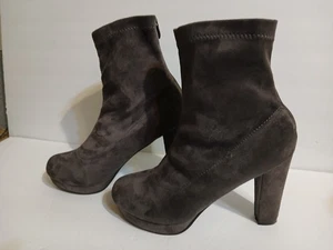 Botas BU Collection Talla 8.5 Gris Imitación Gamuza Tacón Bloque Cremallera Trasera - Imagen 1 de 5