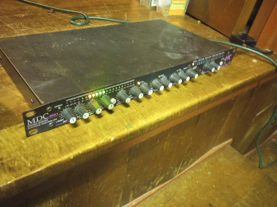 Mdc 2001 Sereo Master Controller Powers Up - Image 1 of 4