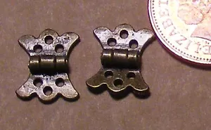 2 cerniere a farfalla in metallo scala 1:12 1 cm x 1,2 cm e 12 pin Tumdee Dolls - Foto 1 di 2