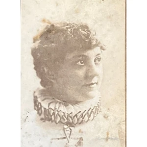 Antik 1890er Tobacciana Sammelkarte Schauspielerin Tänzerin altmodisch fein geschnittenes Logo GUC - Bild 1 von 4