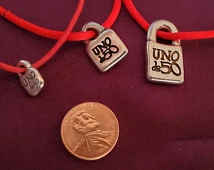 Dije Pulsera Uno De 50 Tono Plata Candado Logotipo Rojo Suerte 3 Tamaños Disponibles - Imagen 1 de 13