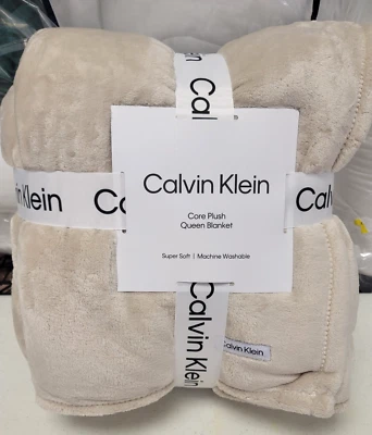 Manta lisa de felpa Calvin Klein Core, beige claro Queen Foto 1 de 4