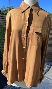 Camisa marca Vince mezcla seda/rayón en marrón jengibre etiquetada L - Imagen 1 de 7