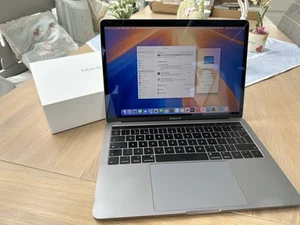 MINT CONDITION Apple MacBook Pro 13" 2018 Touch Bar 8GB Ram 256GB 2.3GHz Core i5 - Afbeelding 1 van 24