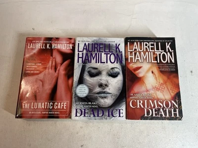 Anita Blake, Vampire Hunter Series by Laurell Hamilton Lot Of 3 Paperback Books Foto 1 de 4
