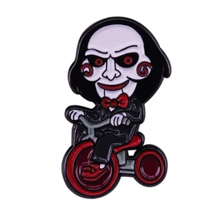 SPILLA IN METALLO SMALTATO BILLY THE SAW L'ENIGMISTA FILM HORROR - Imagen 1 de 2