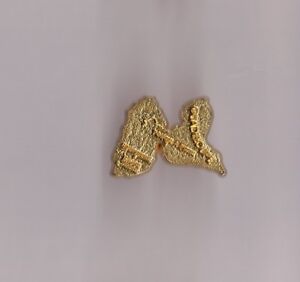 pin's Guadeloupe (léger relief doré signé grain d'or) longueur: 2 cm