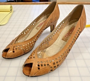 Vintage Bandolino Peep Toe Cut Out Design Beige Heels Size 6 1/2 N - Picture 1 of 16