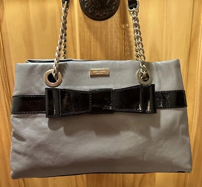 Bolso de Hombro Kate Spade Beaumont Bridge Elena Cuero Gris y Negro Tamaño Mediano Foto 1 de 4