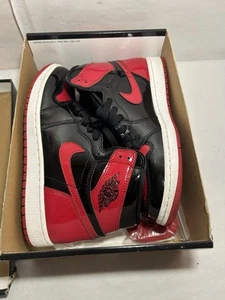 Taglia 9,5 - Jordan 1 Retro OG High Patent Bred - Foto 1 di 24