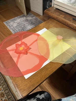 Charles Viancin Tapas Sin Silicona Flor de Hibisco Rosa 11" y Almohadilla de Lirio Amarillo 10” Foto 1 de 3